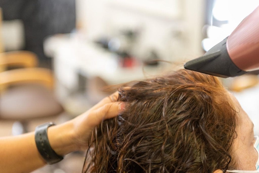 4 errores que cometes al secarte el pelo en casa y cómo evitarlos