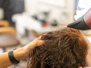 4 errores que cometes al secarte el pelo en casa y cómo evitarlos