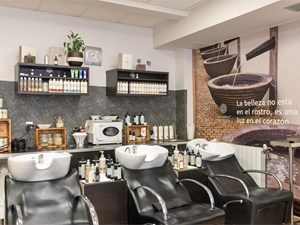 ¿Cómo eligen nuestros estilistas en Vigo el corte perfecto para tu rostro?