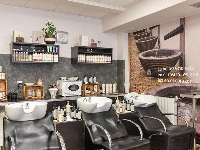 ¿Cómo eligen nuestros estilistas en Vigo el corte perfecto para tu rostro?