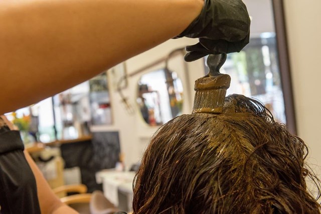 Cubre tus canas de forma natural con la coloración con barros original en Vigo - Imagen 1