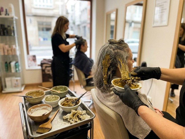 Matices fríos y elegantes con coloración con barros Gold en Vigo